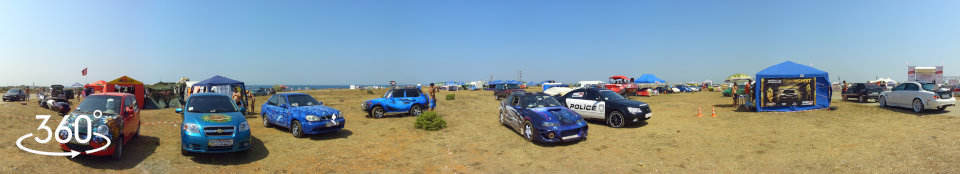 Автомобили на конкурсе аэрографии шоу Автоэкзотика Севастополь. Панорамное фото