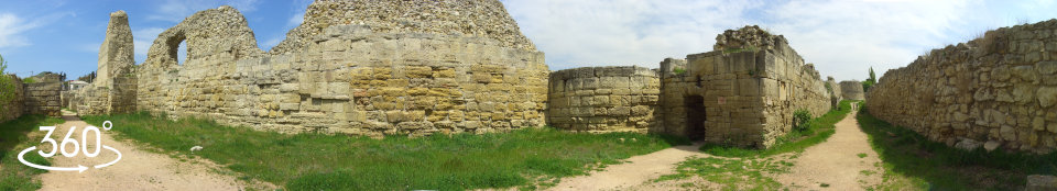Перибол - пространство между оборонительными стенами в районе башни XVI