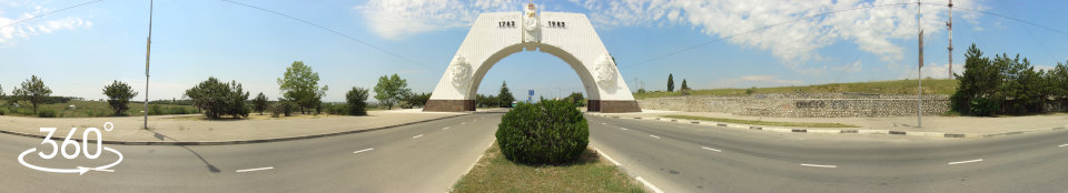 Арка в честь 200 летия Севастополя на въезде в город