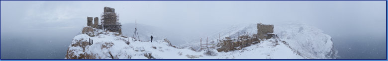 Снегопад в Балаклаве, донжон крепости Чембало