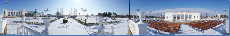 Студенческий сквер Банковской академии в снегу. Эстрадная площадка